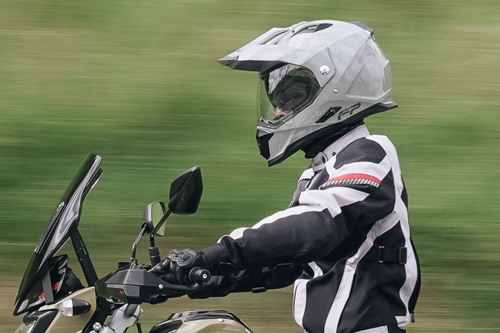 Cascos para moto: ¿Qué tipo de casco se debe usar en Colombia