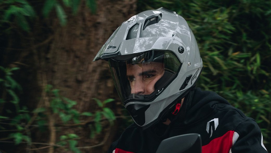 Pantalla o visera de casco de moto: cómo acertar en su uso